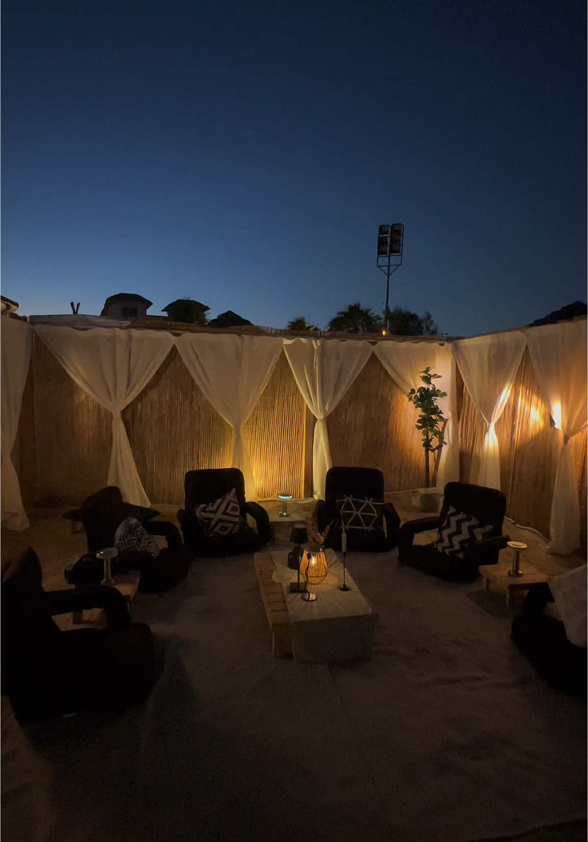 من أجمل الاماكن عندنا فالخبر موقعهم داخل منتجع بريرا والجميل فالمكان فيه كل شي تحتاجونه ولو في اطفال في مكان مناسب لهم وكذلك مصلى ودورات مياه وفي الجلسة تقدر تستخدم البروجكتر والسماعات وفي بعض العاب زي جكارو وغيرها المكان جميل جدا وهذا حسابهم @جلسة وتر 🎼⛺️ 