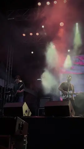 eu aqui me sinto em casa 🏡🩷🎸  #fyp #fy #ternorei #natal #yoko  @terno rei 