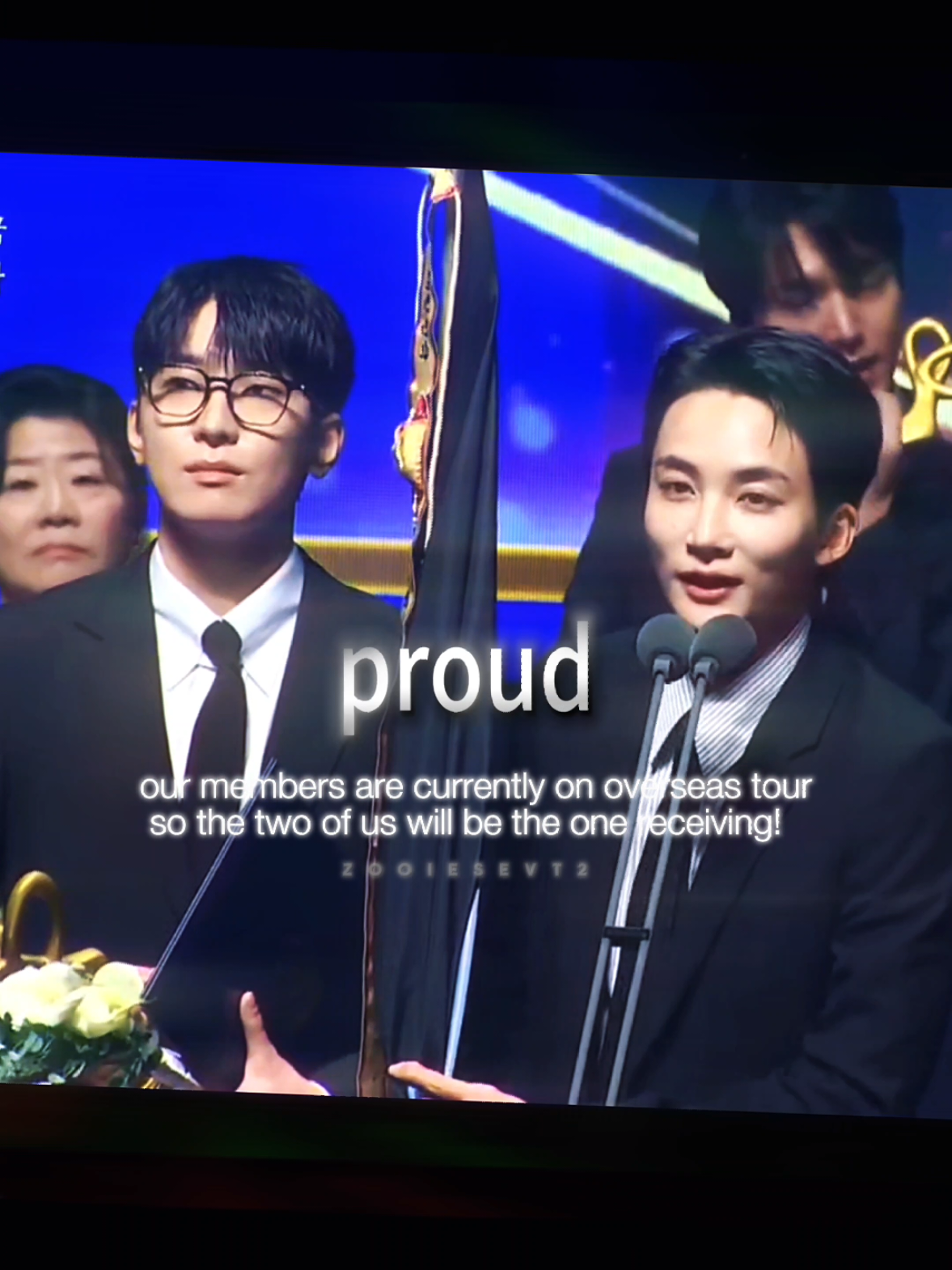 Too busy making their legacy to even pick up their own achievements so the ones serving had to step in 🙌🖤 #WONWOO #JEONGHAN #SEVENTEEN 