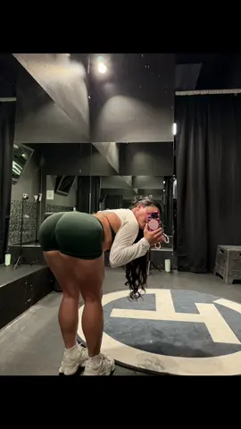 Love me some bow ties  Wearing @DFYNE  #hamstrings #gymoutfit #fypシ #GymTok #creatorsearchinsights 