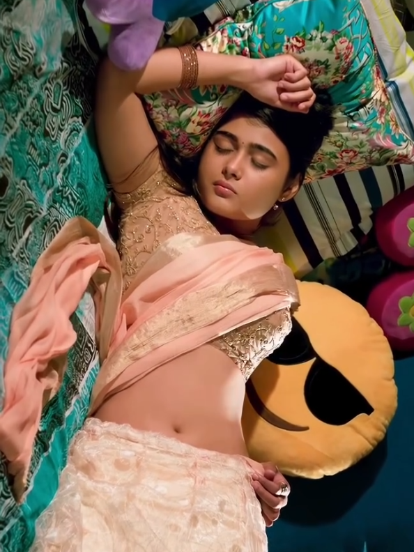 𝗦𝗵𝗮𝗹𝗶𝗻𝗶 𝗣𝗮𝗻𝗱𝗲𝘆 : 𝗡𝗮𝘃𝗲𝗹 𝗧𝗲𝗮𝘀𝗲 🔥🥵 #shalinipandey #shalinipandeyfan #shalinipandy #shalinipandey09 #shalinipanday 