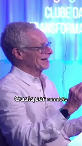 E se a vida quisesse te curar usando os caminhos que você mais tem negado? 🌿 Às vezes, a cura não chega pelos meios convencionais, mas pelos ventos suaves que você não quis ouvir, pelas práticas que o mundo ainda chama de “estranhas”, e pelos gestos simples que conectam corpo, alma e natureza. Confiar na vida é aceitar que o mistério também é uma forma de sabedoria. A natureza não explica: ela mostra, ela equilibra, ela cura em silêncio. Por isso, quando soltamos o controle e permitimos que o improvável nos toque, descobrimos que bem-estar não é ausência de dor, mas presença de harmonia. O caminho pode parecer fora de lógica, mas a lógica nem sempre conduz à luz. Às vezes, é no secreto que a cura encontra morada. 🔗 Podcast Sucesso Consciente 082 | Disponível nos Canais do Clube da Transformação (link na bio) 🎙 Tosho @tosho.256 | Fundador do @clubedatransformacao 🎙 Alfredo Azcuaga @alfredoazcuaga | Mestre em Radiestesia e Radiônica 🧩 Viva o #SucessoConsciente #Saúde #Radiônica