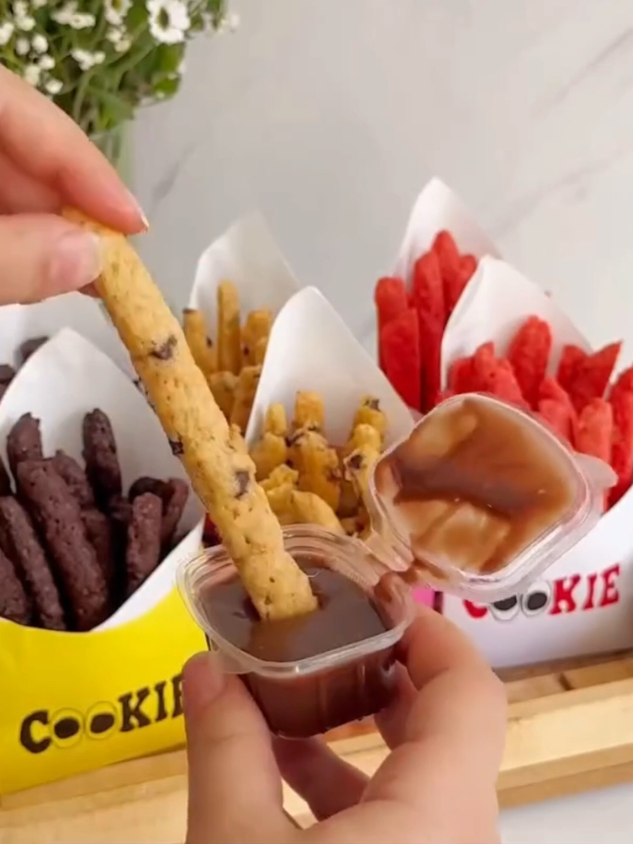 مش لازم نخترع منتج جديد عشان ننجح 💡 بس لازم نعرف كيف نقدمه بطريقة تميزنا! فكرة الكوكيز ع شكل فرايز أثبتت إن البساطة + الإبداع = مشروع ناجح 🔥 تابعوني دايمًا لأفكار مشاريع مميزة وكثّر الله أموالكم 💸 الفيديوز من هي الحسابات: @thecookiejoint @hobelpastry @cookiefries.city . . . . . . . . . #أفكار_مشاريع #مشروع_صغير #تجارة_أونلاين #كوكيز_فرايز #مشروع