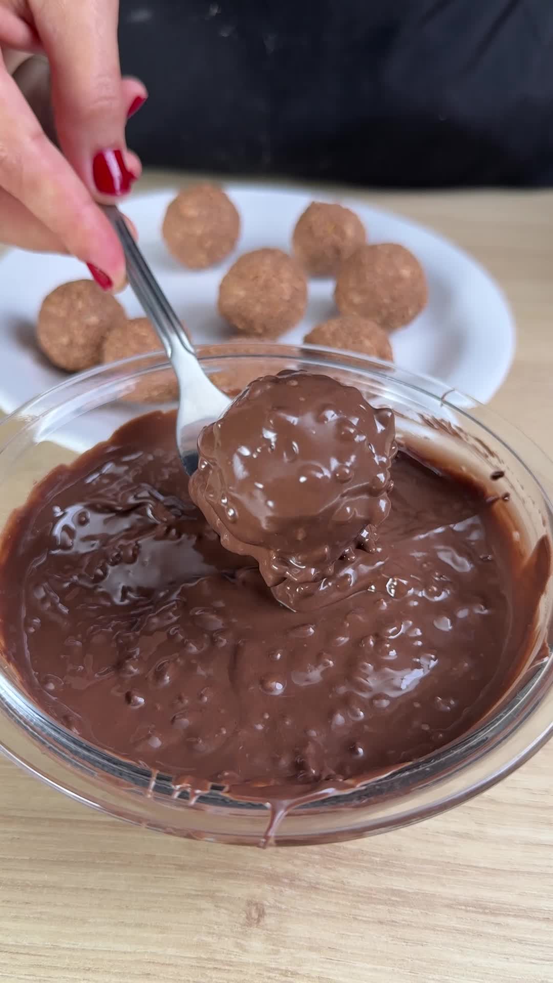 Chocolate caseiro, tipo Ferrero Rocher.