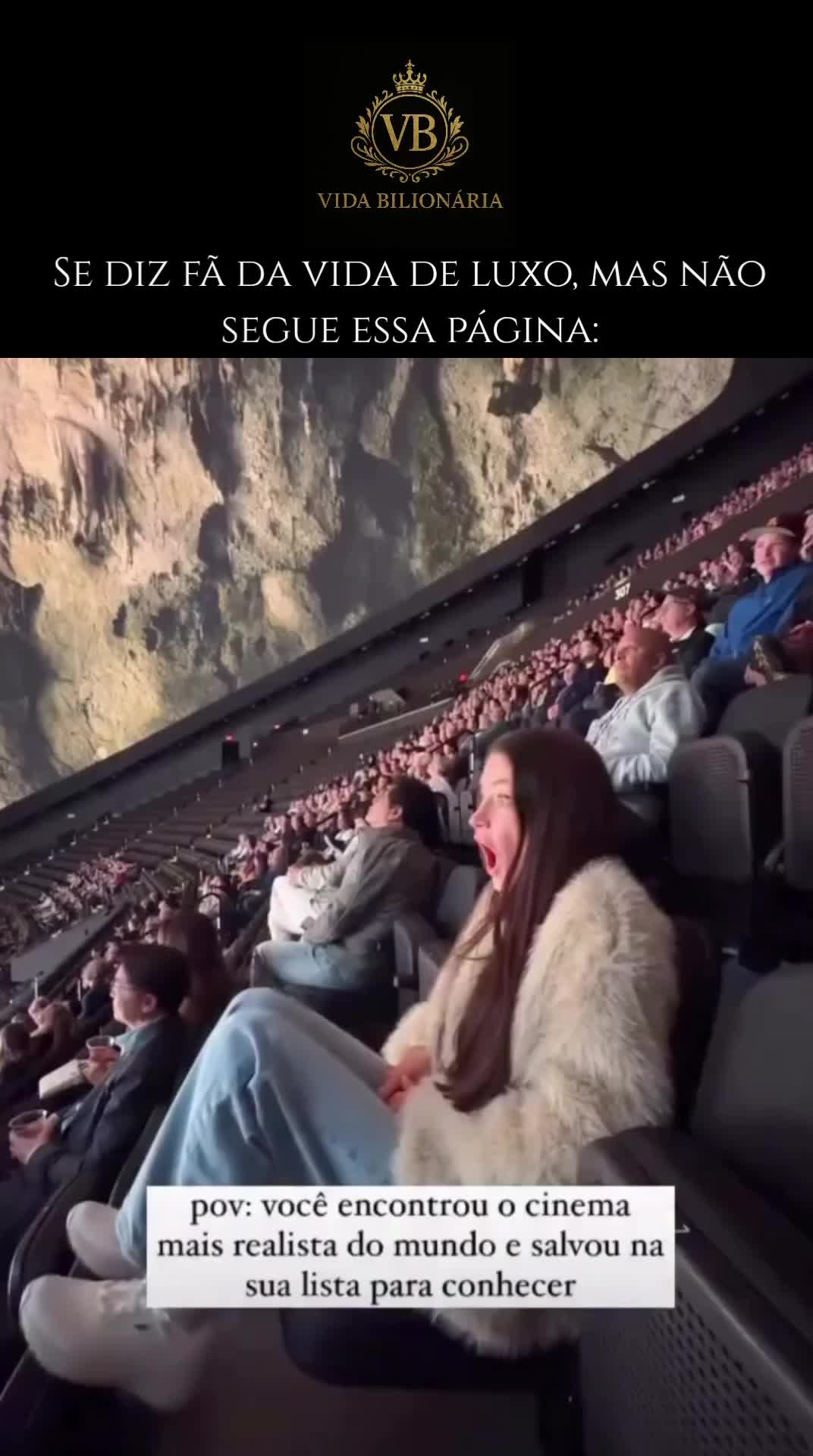 Esse é o 📍 MSG Sphere, o maior telão de LED do mundo, com efeito imersivo! O local é literalmente uma esfera gigante que fica no meio de Las Vegas! Tem leds do lado de fora também, então independente de comprar ingresso para assistir aos shows ou filmes dentro da esfera, você pode ver projeções gratuitas do lado de fora! Las Vegas 🇺🇸 Ingressos: a partir de $ 122 por pessoa #cinema #viajar #viagem #filme #pontoturistico