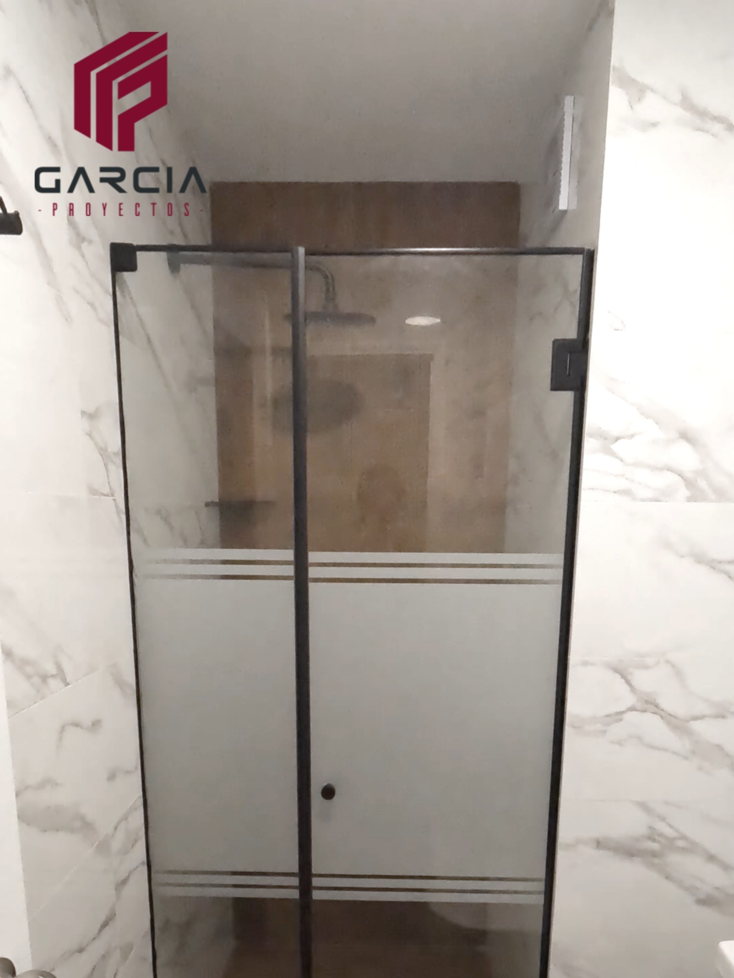 🚿 Proyecto Surquillo 👉 Dale un toque único a tu baño y cotiza tu diseño ideal hoy al 925 617 627. #PuertasDeDucha #ProyectoSurquillo #VidrioTemplado #PuertaBatiente #AcabadoBlack #DiseñoDeBaños #BañosModernos #Tendencias2025 #DecoracionBaños #CotizaConNosotros
