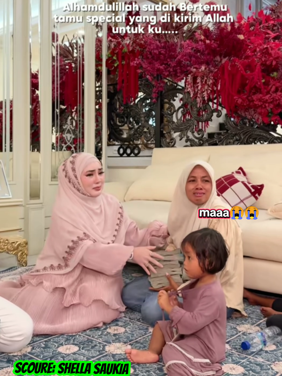 #viraltiktok #aceh istri dicerai suami ketika suami lolos pppk.  seorang perempuan dua anak  yg diceraikan suami nya ini langsung pulang kerumah orang tua nya dan di iringi tangis tetangga juga warga setempat yang ikut serta membantu memembawa barang-barang nya ke mobil. namun tak berselang lama setelah iya sampai dirumah orang tua nya seorang miliader menyuruh tim menjemput nya ke rumah miliader tersebut dengan perjalanan kurang lebih 11 jam. setelah sampai dirumah nya miliader di banda aceh perempuan itu dikasih modal buat usaha dan juga sebuah hand phone untuk jualan online, tetapi bukan hanya itu saja sang miliader pun menyediakan rumah untuk nya tinggal jikalau ia ke jakarta untuk usaha. 𝙎𝙃𝙀𝙇𝙇𝘼 𝙎𝘼𝙐𝙆𝙄𝘼