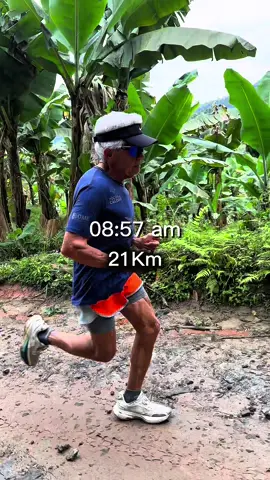 Minha rotina de treino no sítio aos 67 anos 🏃🌿 Depois de correr 24km, fiz algo que eu amo! Onde foi o lugar mais bonito que você já treinou? #corrida #corridaderua #Running #Fitness
