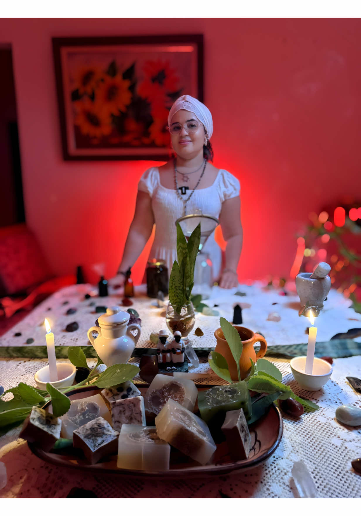 Hoje, às 19h30, no nosso canal do YouTube Sertão Místico. Não perca essa grande entrevista com Ju, a rezadeira de Feira de Santana, Bahia. Ela trabalha ajudando as pessoas através da projeção do preto velho, realizando rezas e preparando remédios de ervas conforme a necessidade de cada pessoa que busca sua ajuda. Acompanhe, compartilhe e deixe seu comentário. sertaomistico@gmail.com #jurema #rezadeira #espiritualidade #feiradesantana #sertaomistico 