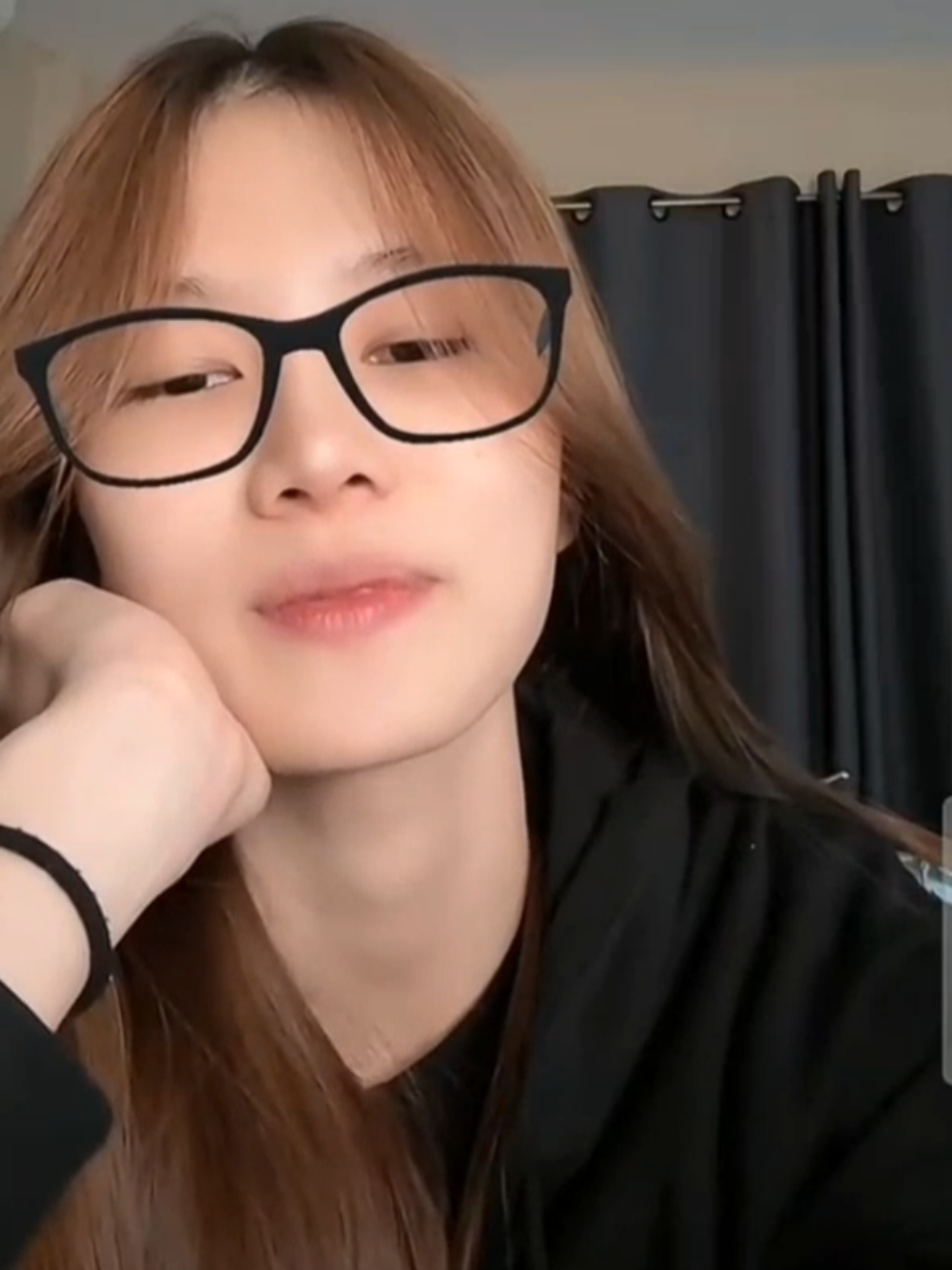 FALL IN LOVE WITH ANDA 23  #andaanunta  #ท้องฟ้าของอันดา °°°° 🔵 LIVE TIKTOK [Anda_Anunta] — 23.10.2025 🌷 Segunda Parte da Live Anda iniciou a segunda parte da live respondendo de forma leve a uma pergunta divertida sobre escolher entre dormir ou sair para comer. Ela contou que prefere sair para ver o ambiente, pois isso a ajuda a relaxar e recarregar a energia. Houve um momento de carinho quando falaram sobre aniversário — possivelmente relacionado ao tempo de convivência entre ela e os fãs. Anda comentou que, embora essa seja uma data feliz, sente que “todo dia já é especial”, reforçando a importância de valorizar cada momento. Em seguida, compartilhou algo mais pessoal: um pesadelo que teve na noite anterior, onde fugia de um prédio em chamas. Sem escadas, precisou descer por uma corda — o que a deixou muito assustada. Ela contou com humor que estava “muito cansada” no sonho, mas disse, rindo, que “os pesadelos vão se tornar bons”. Durante a transmissão, também houve interações alegres com os comentários: Anda elogiou um clipe da série “Love Design” (รักออกแบบ) e respondeu com brincadeira quando perguntaram se estava cansada de “correr no prédio ou correr no coração”: “Correr no coração é algo em que sou bastante habilidosa.” 💙 Além disso, Anda transmitiu mensagens de encorajamento e positividade, desejando que todos os fãs reconhecessem seu próprio esforço e se valorizassem. 💬 Falas Destaques de Anda 🌿 Sobre Relaxamento: “Para mim, sinto que sair para ver o ambiente é o que me faz relaxar.” 💞 Sobre a Relação com os Fãs: “Estou muito feliz que seja um aniversário, mas sinto que todo dia já é especial... Espero que fiquemos juntos por um longo, longo, longo tempo.” “Yes, everyday is a special day. Whenever you feel happy in every single thing, you’re gonna feel like everyday is a special day.” Sim, todo dia é um dia especial. Sempre que você se sentir feliz em cada coisinha, sentirá que todo dia é um dia especial. “I always be by your side, be with you. Even if I cannot be near you, I have a special skill — looking at you guys.” Eu sempre estarei ao seu lado, com você. Mesmo que eu não possa estar perto, tenho uma habilidade especial — olhar para vocês. ☀️ Mensagem de Encorajamento (em feriado tailandês): “Yeah, you are doing good. Please, tell yourself that you are doing good — every day, every single day.” Sim, você está indo bem. Por favor, diga a si mesmo que está indo bem — todos os dias, todos os dias. 💗 Interação Lúdica: “Correr no prédio ou correr no coração? Correr no coração é algo em que sou bastante habilidosa.”