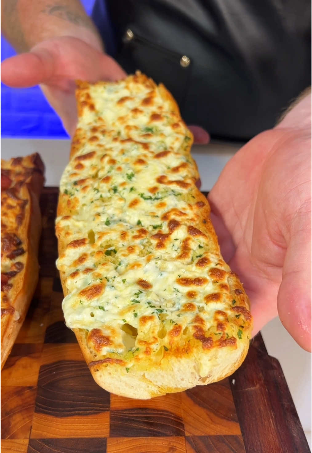 Aquí te dejo 3 maneras deliciosas de tunear un pan campesino! Pan con tocineta, tipo pizza y pan de ajo gratinado!  Por supuesto los gratinamos con el mejor queso mozzarella el de mi gente de @Quesera.eltablon excelente sabor y textura #queso #pan #Receta #comidacasera #venezuela