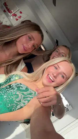 Last hoco💕@khlo👸🏼🪩 @reeseachille @erica 