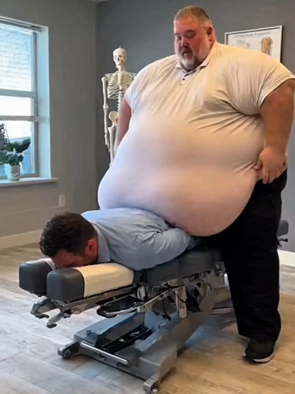 #Chiropractor #quiropraxia #sora2 #ai #viralditiktok 