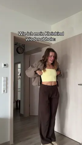 Nicht jeden Tag, aber manchmal starte ich direkt mit Sport in den Tag (kleiner Funfact: danach bin ich oft so am Arsch, dass der Tag unproduktiver als geplant weiter geht😂 - weil ich kein früher Frühstücksmensch bin falle ich dann nämlich oft in ein Loch 🙃)  Ich wünschte, ich könnte euch sagen, dass ich heute genau so aussah, als ich die Kleine abgeholt hab… stattdessen hab ich mir meinen Contrastline Jogger und Sweater drüber gezogen, hab mir nen Zopf gemacht und bin los🙈 - so Tage gibts einfach. 😴  Gymwear: @teveo - 10% Code: pauliina10 🧡[ad] #momsofinstagram #momanddaughter #momblogger #toddlermommy #fitmom 