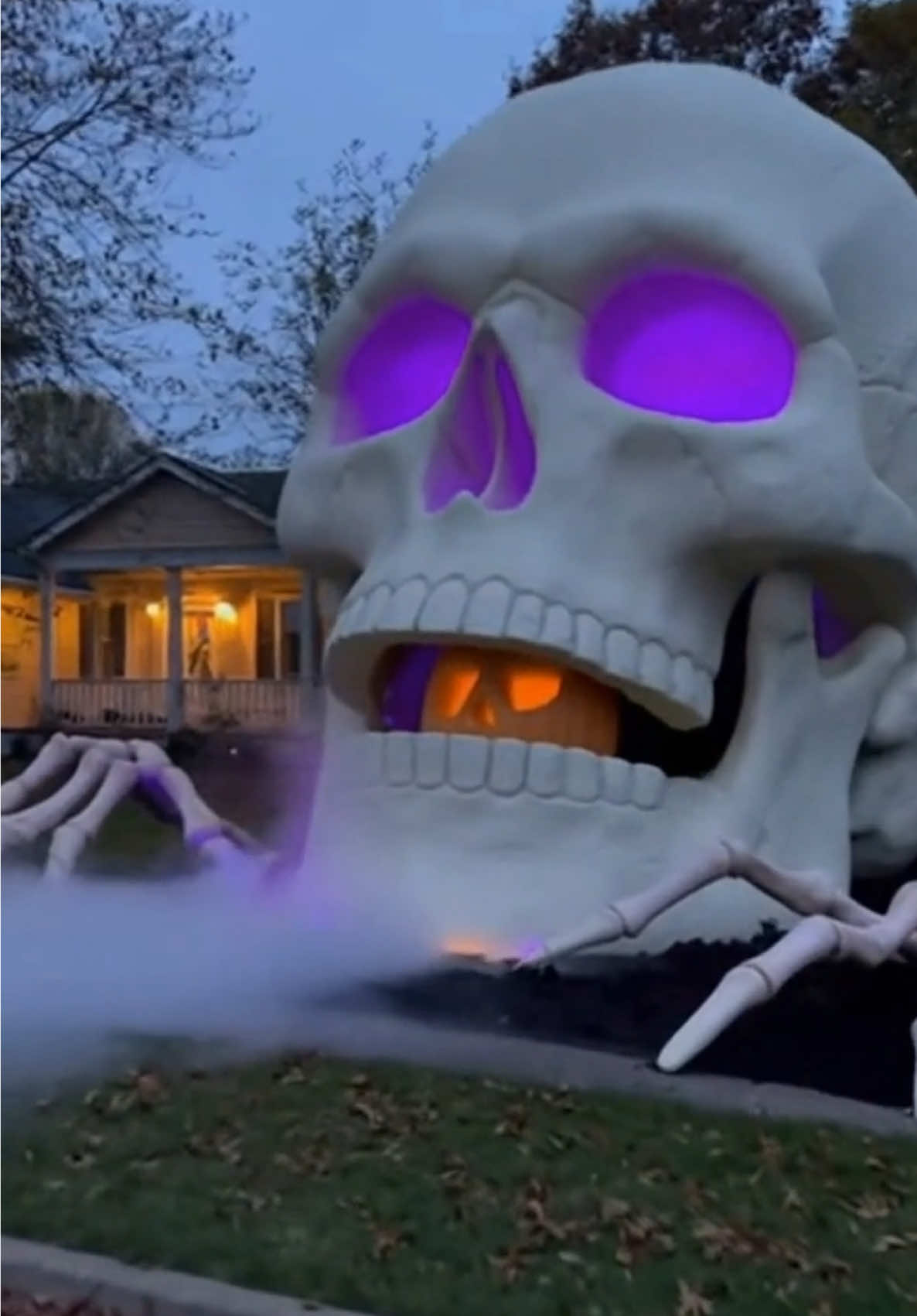 If this found you before Oct 31, that’s your omen to go all out on your Halloween decor!!! That animatronic skeleton is unreal—but the skull jaw opening to reveal a glowing jack-o’-lantern? Next-level Halloween. Save this & tag me if you build one. 💀🎃 #HalloweenDecorations #DIYHalloween #PumpkinCarving #halloweenlights👻🎃👻🎃👻🎃👻🎃👻🎃👻🎃 #fyp    
