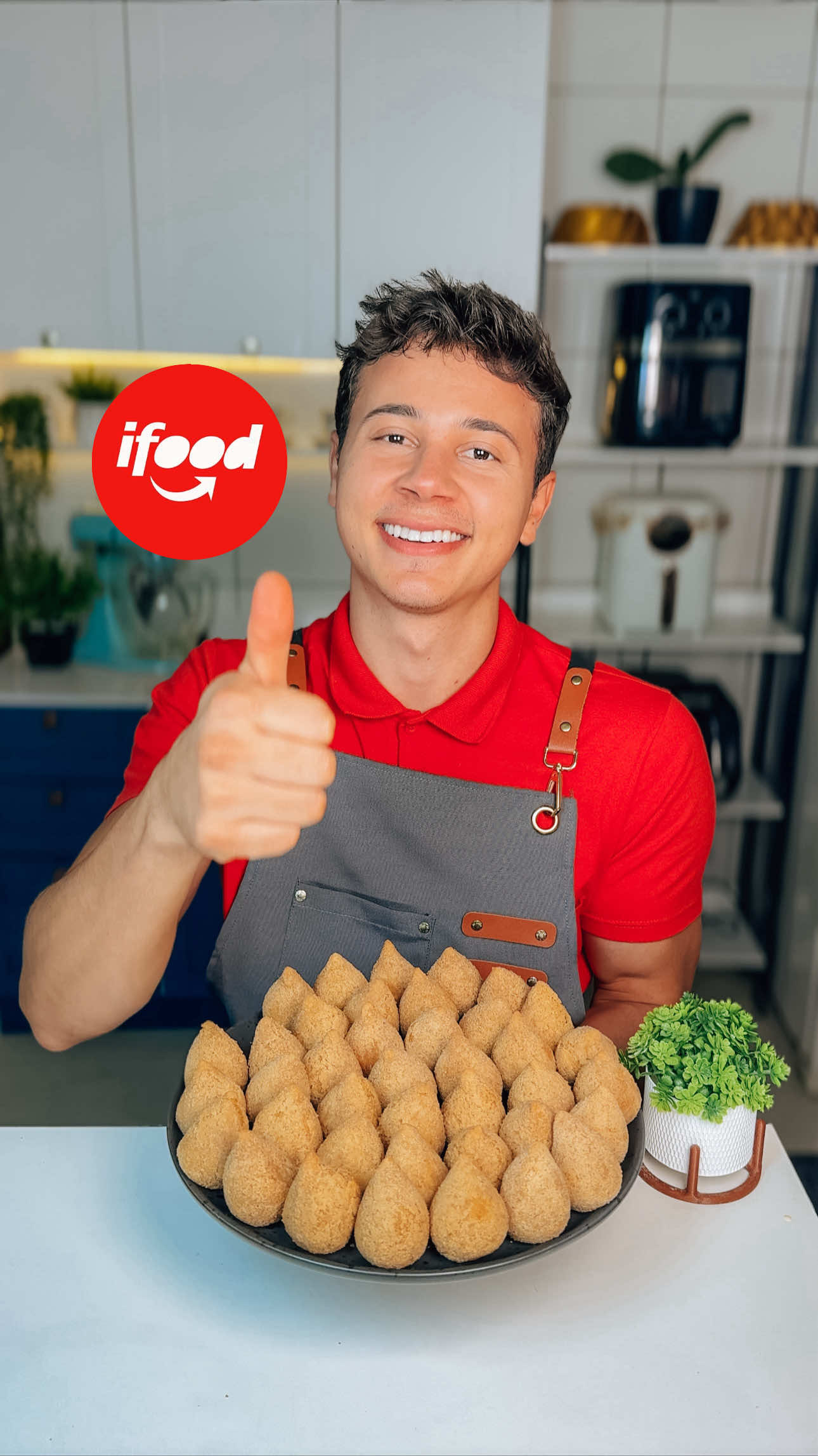 Minis coxinhas pra vender no Hits iFood Ingredientes massa  1 litro de caldo do cozimento do frango  1 colher de sopa de margarina  Sal  Páprica  550g de farinha de trigo sem fermento  (Se quiser pode colocar calda de galinha também) Recheio  800g de peito de frango (pesei antes de cozinhar) Fio de azeite  Alho  Cebola  Colorau  Caldo de cozimento do frango um pouquinho de farinha de trigo  Para empanar é só passa no leite e na farinha de rosca  Como faço para cozinha meu frango Peite de frango temperado com: sal, páprica, açafrão, colorau, Lemon Pepper e suco de limão, refogue na panela de pressão, entra com alho e cebola e e cobre com água pra cozinhar. Dica: pode congelar as porções por até 3 meses  Essa mini coxinha é sucesso garantido no cardápio  Receita simples, custo baixo e que vende demais! E com o Hits iFood, suas porções podem chegar a muito mais clientes 🚀 Pra saber mais, é só conferir no link da bio do @iFood para Parceiros  #iFoodHits #receitas #delivery #coxinha #publi 