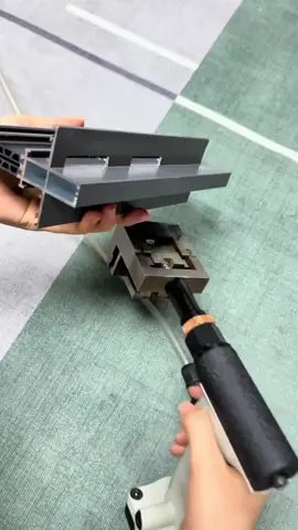 mini poinçonnage pour menuiserie aluminium  #menuiserie aluminium #usa🇺🇸 #france🇫🇷 #foryoupage #tiktok 