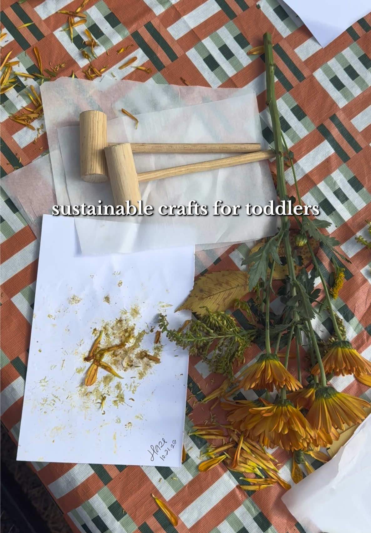 nature’s art class 🌿✨ watching tiny hands turn flowers and leaves into beautiful eco-prints. the perfect outdoor afternoon activity for curious little ones 🌸🍃 #toddleractivities #natureplay #EcoFriendly #outdoorlearning #montessorimom  