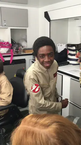 Did you guys know Caleb’s dad used to cut Lucas’s hair for Stranger Things?? He’d cut it at home just before filming #strangerthings #throwback #calebmclaughlin #lucassinclair #80shair 