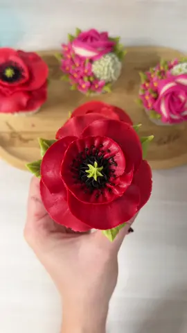Buttercream poppy ❤️ the most beautiful symbolic flower  . . . #cupcakedecorating #buttercreamflowers #cupcake #poppy #flowers 