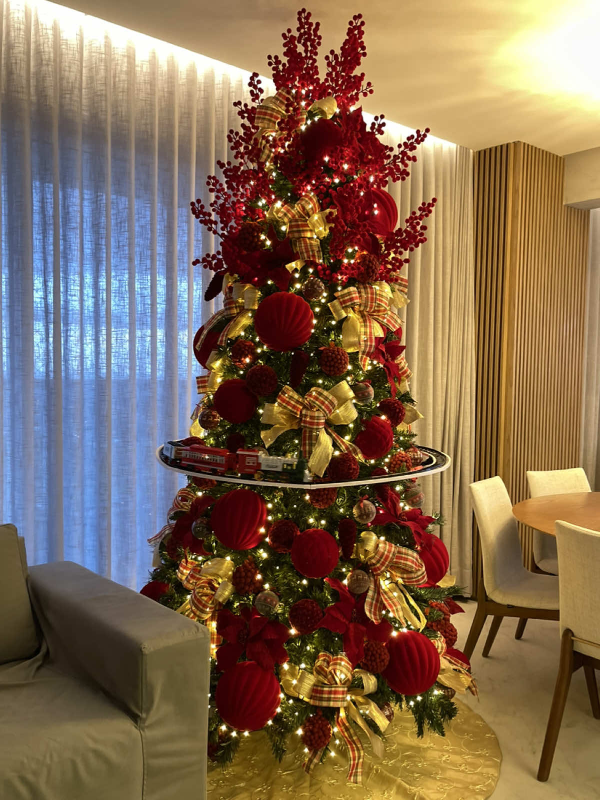 🎄 Vermelho, dourado e o encanto que só o Natal traz  #decor #natal #decoração #arvoredenatal #homedecor 