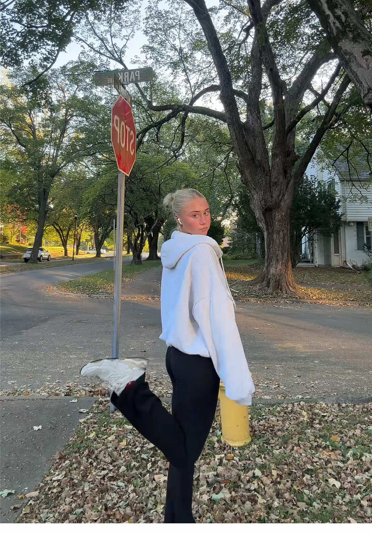 Walk outfit of the day it’s so fall🤍🍂☁️🖤  #OOTD #walkoutfitoftheday #walkootd #fallwalkoutfit 