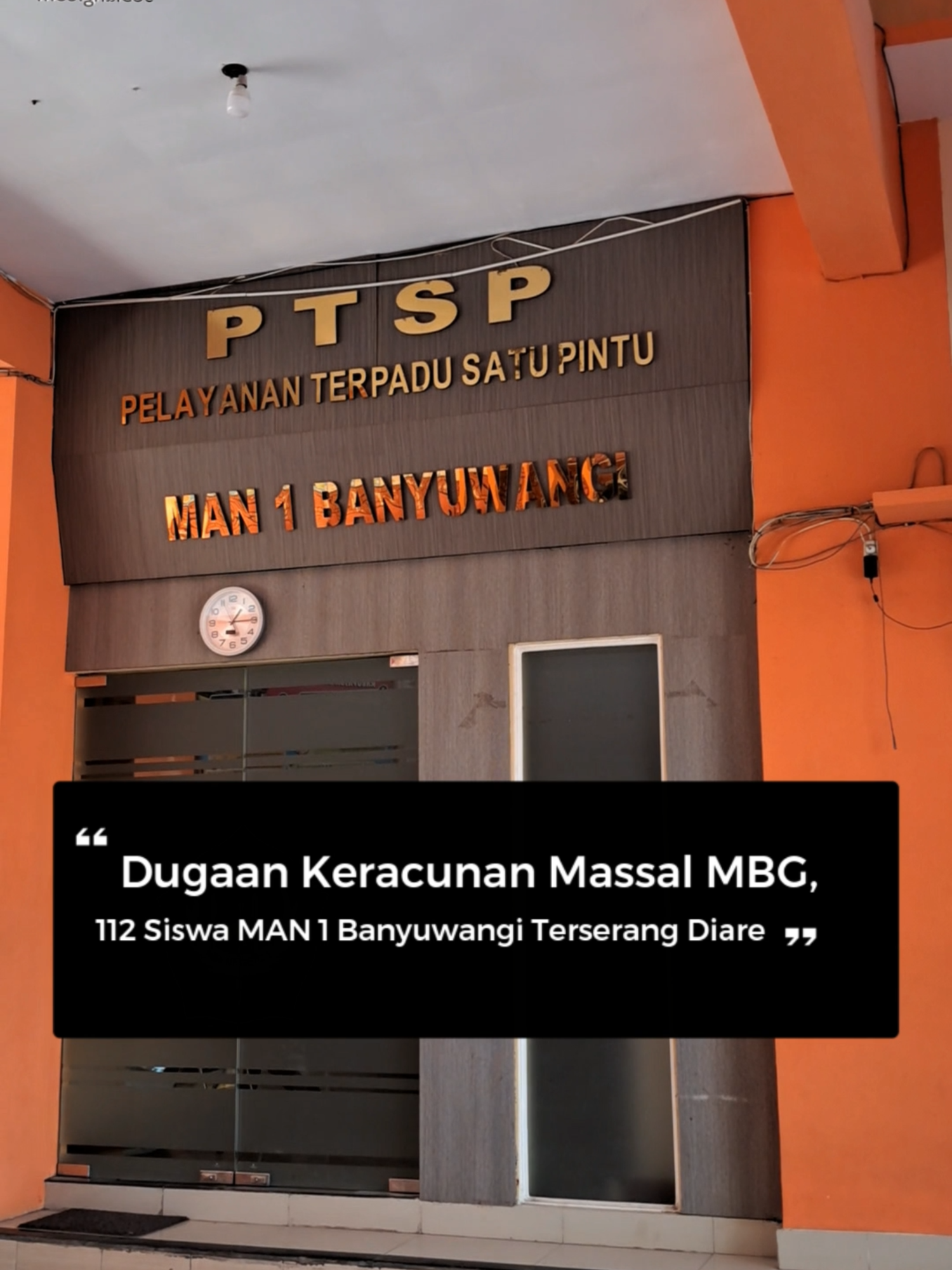 Banyuwangi, seblang.com – Sebanyak 112 siswa MAN 1 Banyuwangi diduga mengalami keracunan makanan setelah menyantap hidangan dari program Makan Bergizi Gratis (MBG). Para siswa mengalami gejala diare, mual, panas, dan sakit perut. Dinas Kesehatan Banyuwangi langsung menurunkan tim epidemiologi untuk menangani kasus ini dan melakukan penyelidikan di lokasi sekolah, Kamis (23/10/2025). Kepala Dinas Kesehatan Banyuwangi, H. Amir Hidayat, S.KM., M.Si., mengatakan laporan pertama diterima sejak Rabu malam (22/10). Tim gabungan dari Puskesmas, Lakesda, dan Balai Kekarantinaan Kesehatan segera diterjunkan. “Secara keseluruhan ada 112 siswa yang mengalami gejala diare, panas, mual, dan mulas. Semuanya sudah mendapatkan penanganan medis. Alhamdulillah sebagian besar sudah pulih, hanya empat siswa yang masih dalam observasi di UKS,” jelas Amir Hidayat. Ia menegaskan, penyelidikan terus dilakukan untuk memastikan sumber penyebab. “Kami sudah menurunkan dua tim. Satu tim melakukan surveilans dan pendataan di sekolah, satu tim lainnya mengambil sampel makanan dan rectal swab pengelola makanan. Sampel tersebut sudah kami kirim ke laboratorium,” ujarnya. Baca selengkapnya di https://seblang.com/bencana/dugaan-keracunan-massal-mbg-112-siswa-man-1-banyuwangi-terserang-diare/ #mbg #keracunan #banyuwangi #madrasahaliyahnegri #MAN