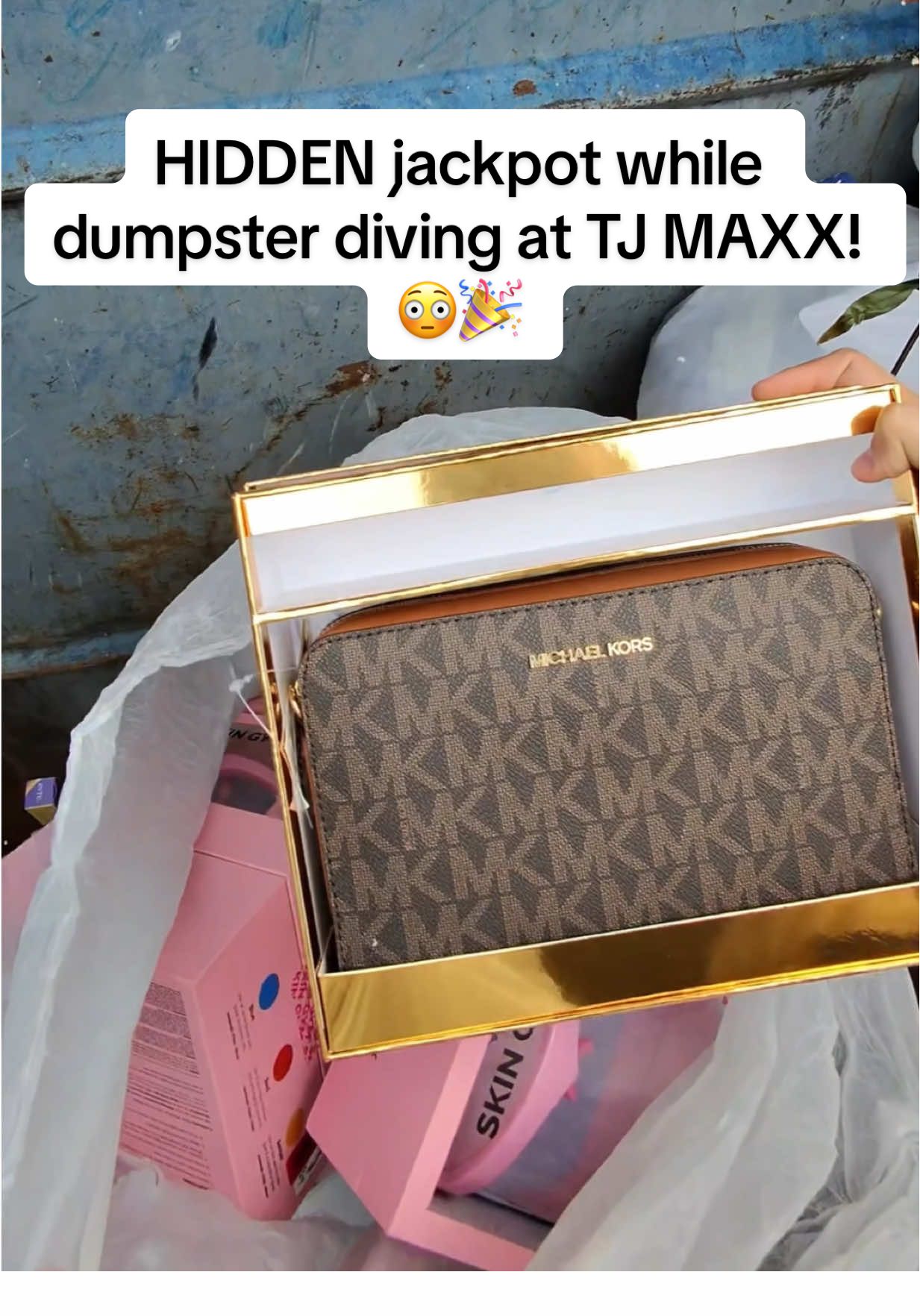 Wait until you see what was hidden at the very bottom.. #dumpster #dumpsterdiving #tjmaxx #insane #fyp 