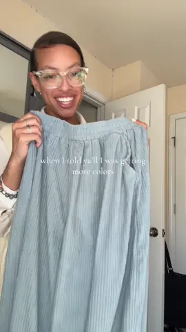 Comfort & cute? I’ll take it // #widelegpants #courdoroypants #baggypants 