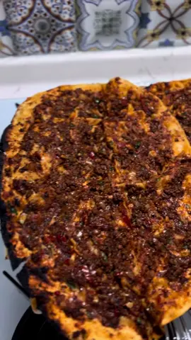 O kadar ince ki, iki tanesi birine yetmez 😄🌶️ 🌶️ Urfa Usulü Lahmacun (15 tane) Malzemeler: 	•	500 gr kuzu kıyma 	•	3 orta boy kuru soğan 	•	2 orta boy domates 	•	2 orta boy yeşil biber 	•	5 diş sarımsak 	•	Yarım demet maydanoz 	•	1 tatlı kaşığı tepeleme domates salçası 	•	1 tatlı kaşığı tepeleme biber salçası 	•	1 tatlı kaşığı tuz 	•	1 çay kaşığı karabiber 	•	Yarım su bardağı sıvı yağ 	•	3 yemek kaşığı biber (isteğe bağlı — biz Urfalıyız, acıyı seviyoruz 😋) #urfa #etli #lahmacun #tt #tiktok 