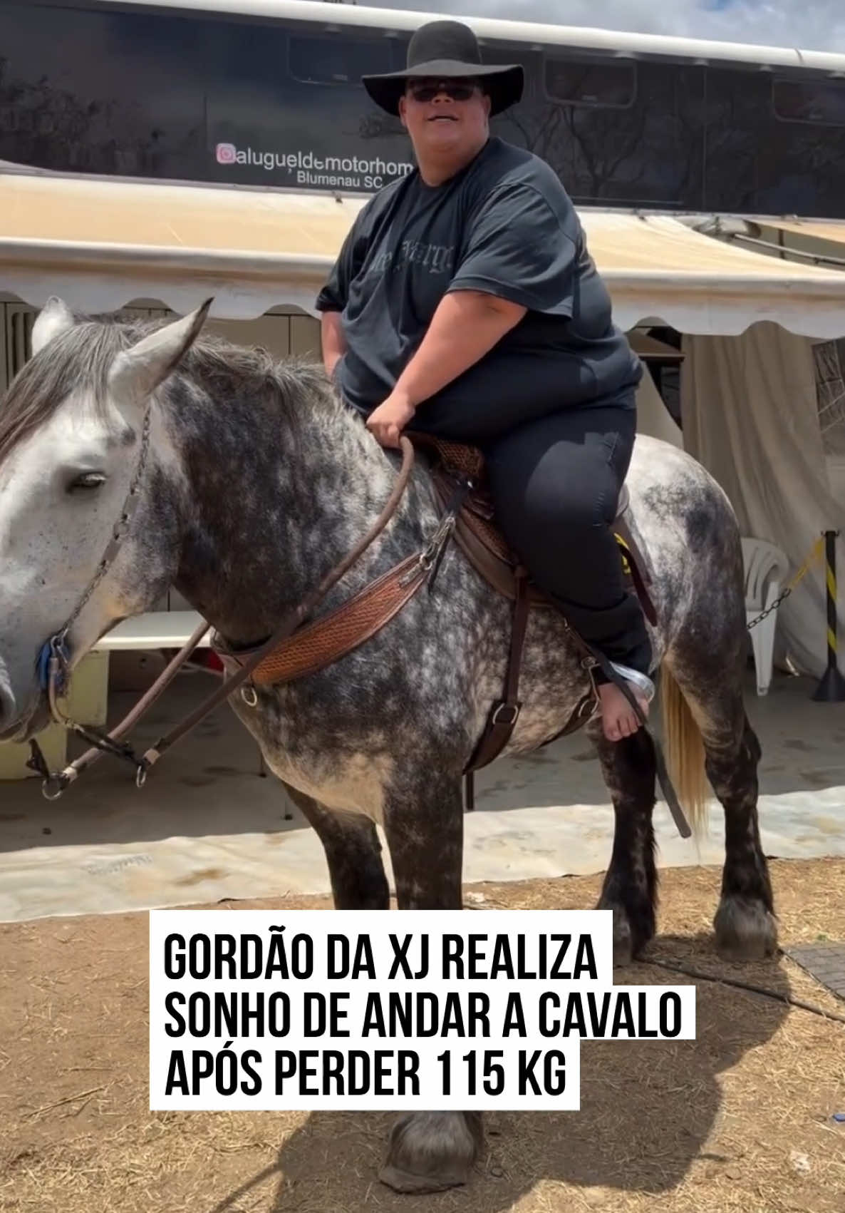 #GordãodaXJ revelou nas redes sociais que finalmente conseguiu realizar o sonho de montar em um cavalo pela primeira vez. O sonho se tornou possível após o #influenciador conseguir eliminar 115 kg, em meio ao processo de emagrecimento dele. O vídeo, que viralizou nas redes sociais, mostra o momento que Gordão da XJ consegue andar a cavalo pela primeira vez. Ele ainda brincou sobre a situação. “Aguentou, viu? Está mais que aprovado”, comentou. Aos 20 anos, o influenciador pesava 350 kg no começo do processo de emagrecimento e está pesando atualmente 235 kg. Segundo Gordão da XJ, a vontade de perder peso e praticar uma vida mais saudável começou por outro desejo dele, ser pai. “Na minha cabeça foi desbloqueado um sonho que é o de ser pai. Se eu continuasse na mesmice, não iria conseguir. Por trás do Gordão da XJ existe o Sidney, que é um moloque que sonha em ser pai”, contou ele em entrevista ao Domingo Espetacular. #EntretêNews 
