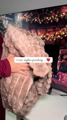 Cosy nights pending… 🩷 You don’t believe the size of this blanket …  It’s huge 🙌🏼🙌🏼 #tiktokshopmademebuyit #blackfriday #dealdrop #blanket #christmasgiftideas 