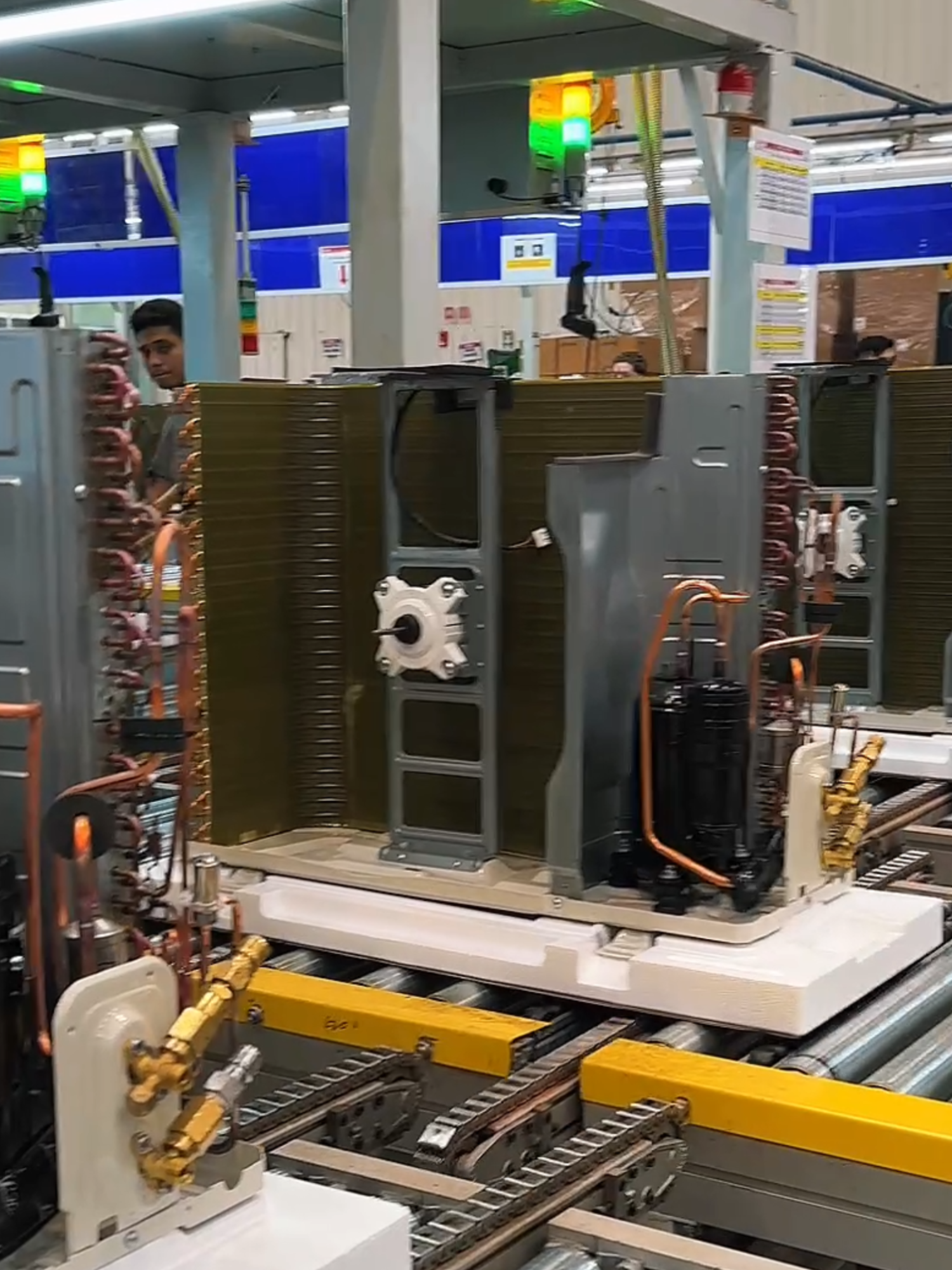 Já imaginou como nasce um ar-condicionado TCL? No tour pela fábrica da TCL em Manaus, acompanhamos de perto cada etapa da produção, desde as peças até o resultado final que chega na casa do cliente! ❄️ Foi incrível ver de perto toda a tecnologia, cuidado e inovação por trás de cada equipamento. Obrigado, TCL, por essa experiência completa! #TCL #TCLBrasil #FábricaTCL #Manaus #Climatização #Gabrielpardo #ArCondicionado #Refrigeração