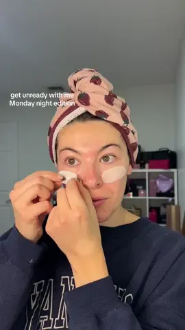ok the face mask made me have the worst sleep ever🙃 how do yall sleep in those??? #getunreadywithme #nightroutine #skincare #facemask 