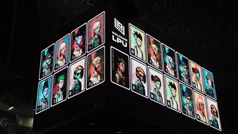 LPU Passport Photos debuted at the Los Angeles show. South America, it’s your turn. Create yours - link in bio. LPU Passport Fotos debutaron en el show de Los Ángeles. Sudamérica, es su turno. Crea la tuya - link en nuestra bio.