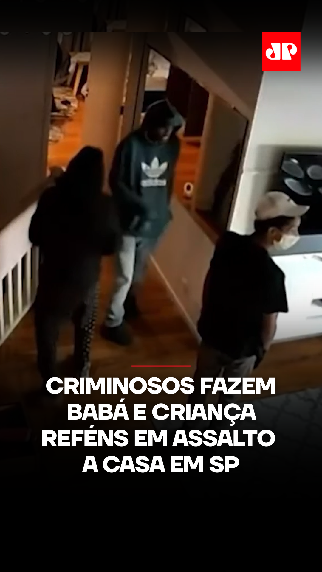 Uma babá e uma criança foram feitas reféns durante um assalto a uma casa no Jardim Paulista, área nobre de São Paulo, nesta quarta-feira (22). Câmeras de segurança registraram toda a ação dos quatro criminosos, que usavam máscaras e fugiram levando joias e outros objetos de valor. De acordo com a polícia, os assaltantes clonaram o controle remoto do portão da garagem para invadir o imóvel, localizado na Rua Maestro Elias Lobo. Dentro da residência, o grupo amarrou a babá com abraçadeiras de nylon, conhecidos como “enforca-gato”, e a deixou no segundo andar. A criança, que também foi mantida refém, não sofreu agressões. As imagens mostram os suspeitos revirando armários na biblioteca da casa, enquanto a babá e a menina permanecem sentadas no sofá, visivelmente assustadas. Em seguida, os criminosos fogem em um carro branco, registrado pelas câmeras de segurança. A Polícia Militar foi acionada por testemunhas e libertou as vítimas. O caso foi registrado como roubo a residência no 14º Distrito Policial (Pinheiros) e será investigado pelo 78º DP, nos Jardins. Até o momento, nenhum suspeito foi preso e os bens roubados não foram recuperados. 📺 Confira na JP News e Panflix #JovemPanNews #Babá #Refém #Jardins #SP