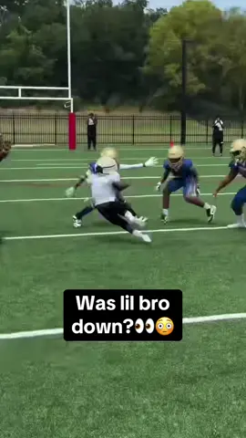 He’s gonna be unstoppable in a few years 😳🤧 (via braanfilms/ig) #football #littleleague #footballtiktok #viral 