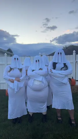 Spooky girls unite 👻  @Rawrthicc68 & @theofficialkaynatrix & @shesLillyHart & @Dallas Brown & me ❤️  #ghosts #trending #october 