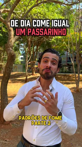 O “comedor noturno” não é fraco — é desregulado. 🌙🍽️ ⠀ Passa o dia inteiro resolvendo tudo, pulando refeição, tomando café pra enganar a fome… Aí chega a noite e o corpo quer compensar tudo de uma vez. 👉 É fisiológico: cortisol alto o dia todo + glicose lá embaixo = cérebro pedindo energia imediata (a famosa vontade de doce e carboidrato). ⠀ 📉 Quando isso vira rotina, o metabolismo bagunça: – Sono ruim – Resistência à insulina – Ganho de gordura abdominal – E aquele ciclo de culpa e fome no outro dia ⠀ ⚡ Alguns hábitos que ajudam: ✅ Comer proteína de manhã (ajuda a regular cortisol e saciedade) ✅ Evitar pular refeições longas durante o dia ✅ Fazer uma refeição mais leve e cedo à noite ✅ Praticar atividade física regular ✅ Dormir em horário consistente ⠀ 💊 Em alguns casos, o topiramato pode ser uma opção médica para ajudar no controle da compulsão noturna — mas só com indicação e acompanhamento. Não é recomendação automática, é parte de um tratamento completo. ⠀ 👉 Se você se vê nesse ciclo e quer entender o que o seu corpo está tentando dizer, marque sua consulta. Emagrecer com consciência começa entendendo a causa, não se culpando pelo sintoma. ⠀ SEO: comedor noturno; compulsão alimentar; topiramato; cortisol alto; fome noturna; resistência à insulina; emagrecimento saudável; consulta médica; hormônios e metabolismo;