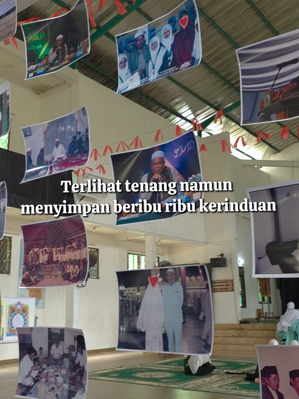 Di antara bingkai kenangan dan karya para santri, tersimpan kisah cinta seorang murabbi kepada ilmu dan umat. Rindu ini tak berbatas waktu. Al-Fatihah untuk Ya Murobbi Al-Maghfurlah KH. Helmy Abdul Mubin, Lc🤲🌹✨️ Namamu abadi dalam setiap langkah kami.🌹✨️ #rindu#kiyai #pesantren #semangatberjuang 