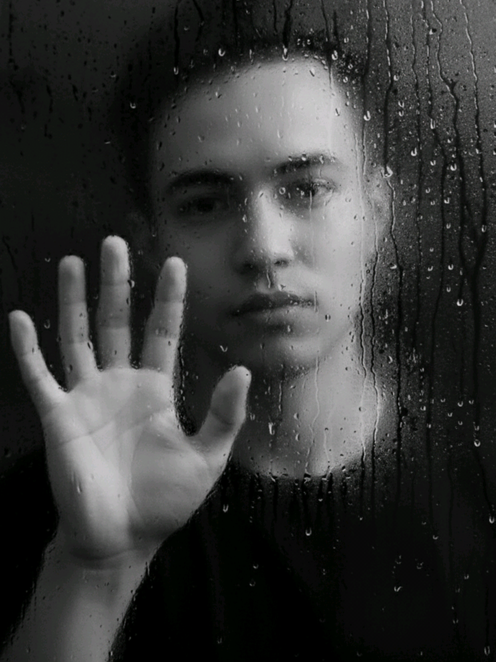 Prompt Gemini Ai pria di balik kaca basah berembun Buatkan gambar hyper-realistic, wajahnya sama persis dengan foto referensi (100% tanpa perubahan pada wajah, mata, struktur wajah, alis, hidung, bibir dan juga jangan merubah bentuk badan) Foto hitam putih yang muram menampilkan seseorang sedih yang berdiri di balik permukaan kaca berkabut dengan tetesan air. Wajahnya sebagian tertutup oleh kondensasi, dengan satu tangan menempel di kaca, jari-jarinya terbuka. Latar belakang gelap. Pencahayaannya lembut dan dramatis, menciptakan suasana sedih. Kontras tinggi, bergaya sinematik, kedalaman bidang yang dangkal, dan nada emosional, beresolusi sangat tinggi, 8K, fokus tajam, detail tajam. #fyp #fyppppppppppppppppppppppp #fypシ゚ #fypage #sad 