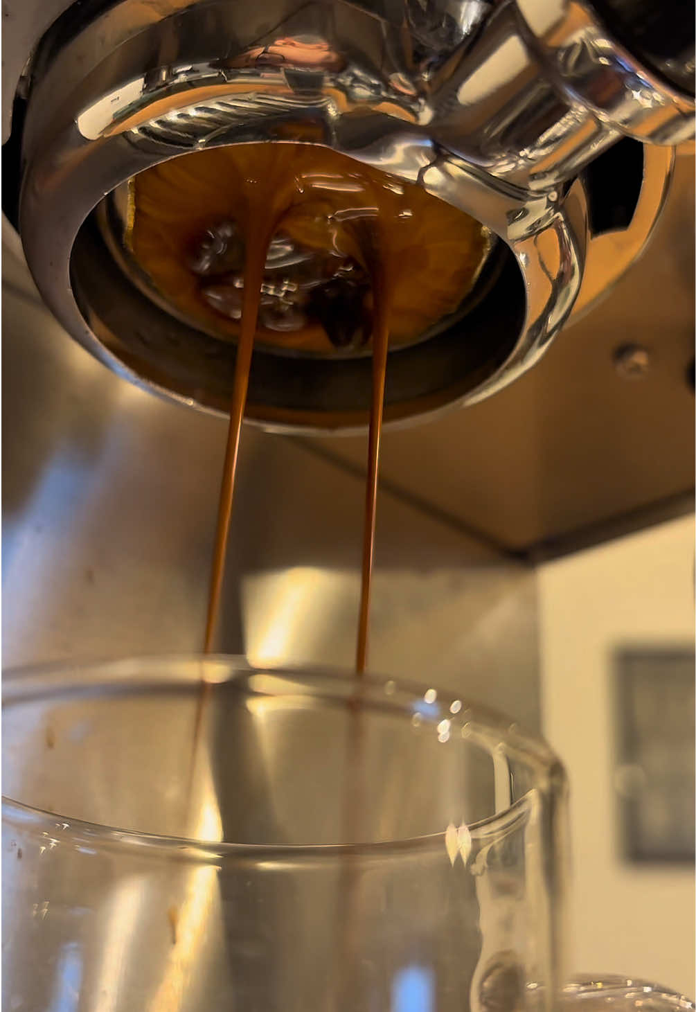 朝から飲むエスプレッソ。 頭が覚醒する感覚を味わえます！ #ラテアート #エスプレッソ #自家焙煎 #自家焙煎コーヒー 