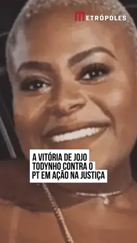 A #cantora e influenciadora Jordana Menezes, mais conhecida como “#JojoTodynho”, teve uma primeira vitória na disputa que trava com o PT do presidente Lula na Justiça. Na terça-feira (21/10), o Ministério Público estadual do Rio de Janeiro rejeitou a queixa-crime apresentada pelo PT contra a influenciadora por suposto crime de difamação. O PT acionou Jojo Todynho na Justiça alegando que ela difamou o partido após dizer, em um podcast, ter recebido oferta de R$ 1,5 milhão para apoiar a campanha de Lula em 2022. Para o MP do Rio, contudo, não há elementos suficientes para o prosseguimento da ação penal. O órgão diz que a fala atribuída à cantora é “genérica” e não menciona de forma explícita o PT nem suas lideranças. “Quem teria oferecido? O partido político? Algum mandatário ou filiado? Empresário, coligação, ou instituição financeira? Não se pode saber, não se podendo inferir ou presumir condutas em sede de direito penal incriminador”, diz o promotor Carlos Gustavo Coelho de Andrade no parecer, ao qual a coluna teve acesso. #TikTokNotícias 