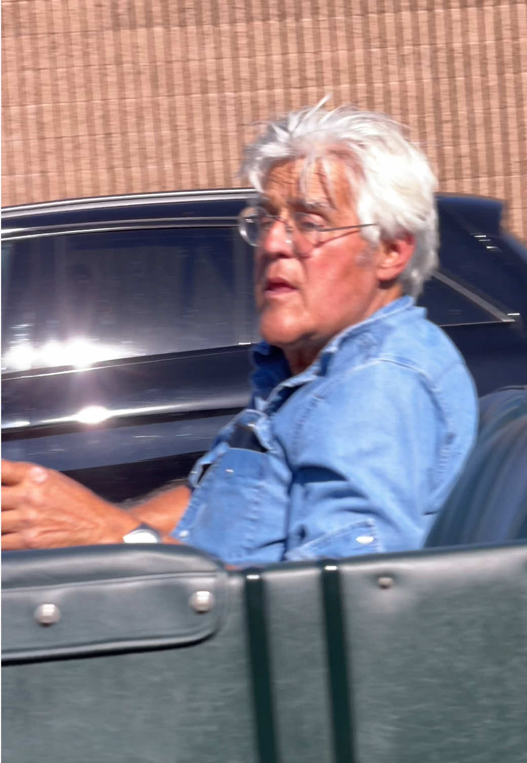 You’re not from LA if you haven’t randomly seen the Legend Jay Leno cruising around at least once in your life. Wait for the horn 😂 He made my day. #jayleno #losangeles 