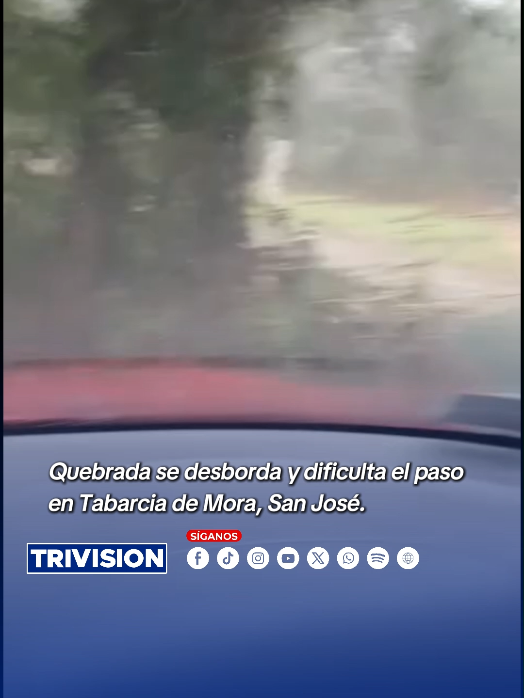 🔴 #NoticiasTrivisión | Conductores reportan que la quebrada en la calle de Tabarcia, en el cantón de Mora, se ha salido de su cauce, ocupando gran parte de la vía y dificultando el tránsito vehicular.