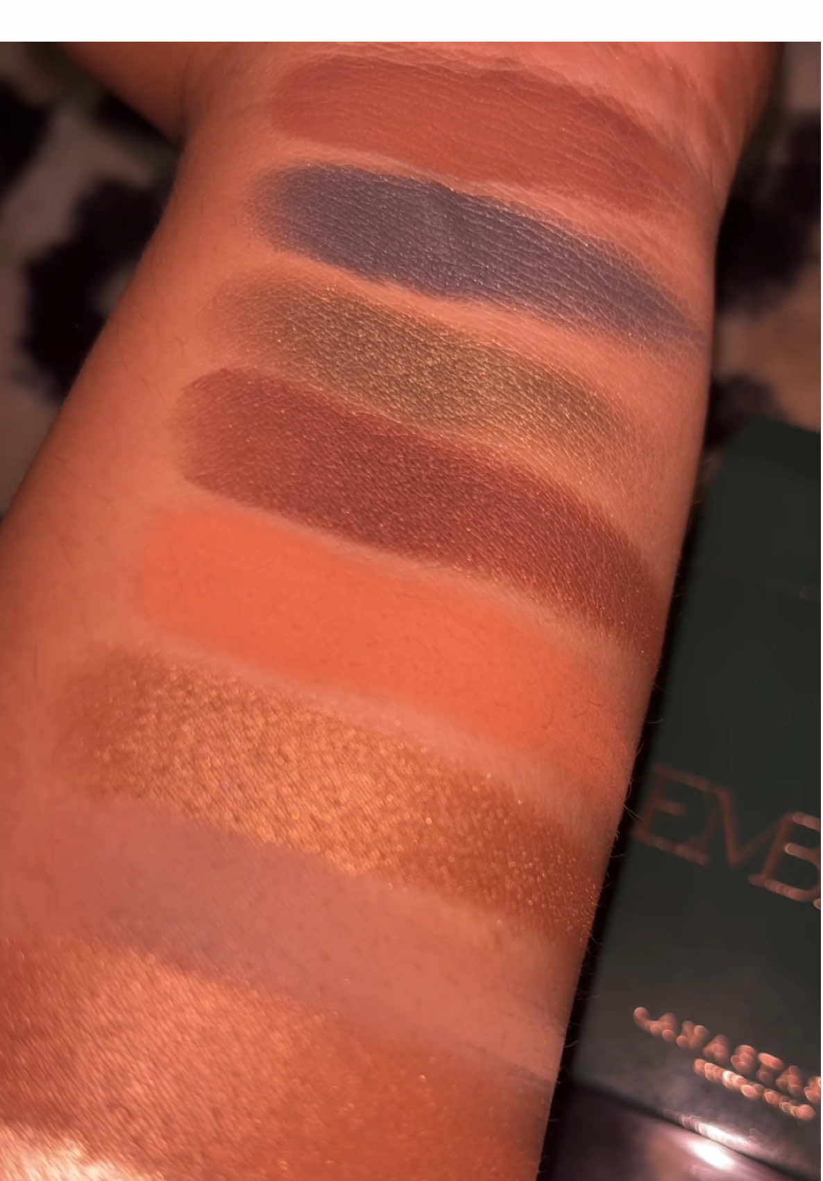 SO PIGMENTED 😍 the shades are beautiful  #abh #emberseyeshadowpalette #minieyeshadowpalette 