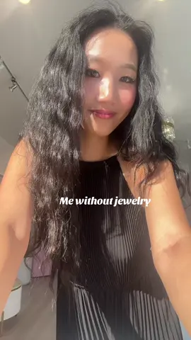 Such a slight difference but a basic fit can look so pretty with layers of gold jewelry🤍💕 #jewelry #jewelrybusiness #koreangirl #jewelrytiktok #parravijewelry 