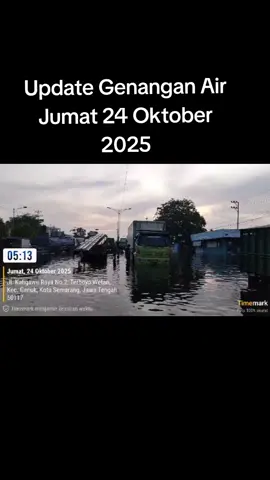 UPDATE SITUASI BANJIR KALIGAWE – JUMAT, 24 OKTOBER 2025 Selamat Pagi Komandan, Ijin melaporkan perkembangan situasi arus lalu lintas di wilayah Genuk Zebra pada: Pukul: 05.13WIB Hari/Tanggal: Jumat, 24 Oktober 2025 Lokasi: Jalan Raya Kaligawe KM 5, depan RSI Sultan Agung, Semarang Arus lalu lintas dari arah Semarang menuju Demak dan sebaliknya mengalami ketersendatan cukup panjang akibat genangan air sedalam ±70–80 cm di titik terdalam. Sebagian arus kendaraan telah dialihkan melalui jalur alternatif Jalan Wolter Monginsidi. Sedangkan kendaraan dari arah Semarang dialihkan ke jalur Pedurungan untuk mengurangi kepadatan. Bagi pengendara KBM pribadi dan truk kecil sementara waktu dihimbau untuk tidak melintasi jalur Kaligawe karena kondisi air masih tinggi dan berisiko mogok. Tetap berhati-hati dan waspada dalam berkendara 🙏 ——— #PolrestabesSemarang #PolsekGenuk #UpdateBanjir #Kaligawe #LaluLintas 