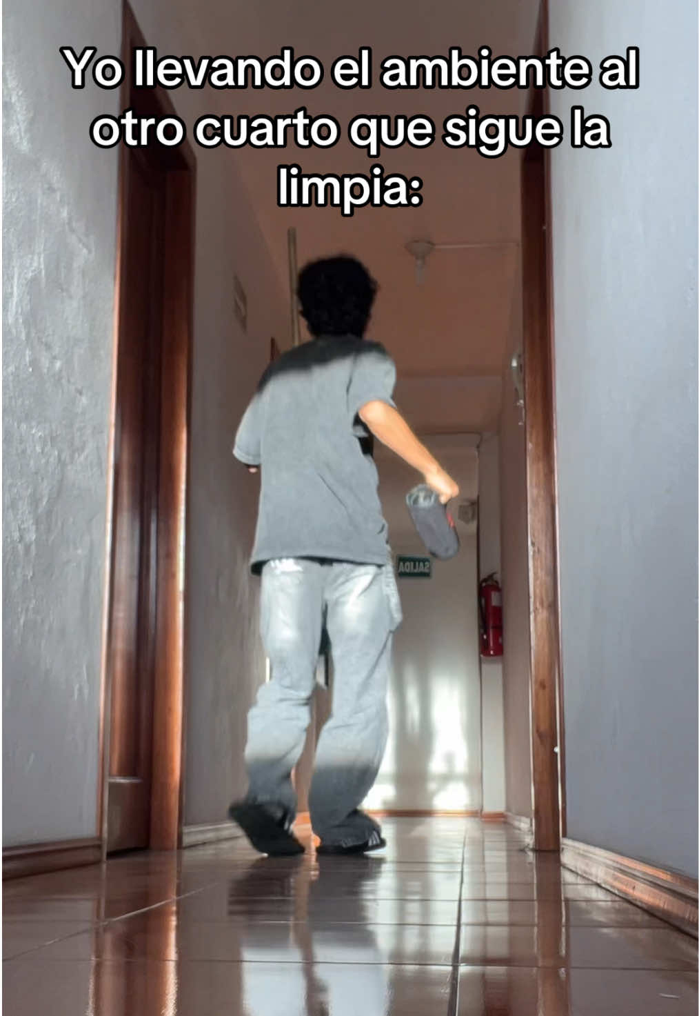 Con música te limpio hasta el techo 🗣️❗️❗️#comedia #limpieza #fypシ゚ #humor #music 