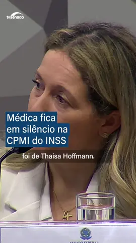 O primeiro depoimento desta quinta-feira (23) foi da médica e empresária Thaisa Hoffman, convocada por aparecer como sócia de empresas que teriam recebido recursos oriundos de um esquema de fraudes em aposentadorias do INSS. Amparada por habeas corpus, ela se recusou a firmar compromisso de dizer a verdade e limitou-se a afirmar que sua função era fornecer pareceres médicos. No entanto, não explicou por que as empresas das quais é sócia receberam valores expressivos de pessoas envolvidas no esquema. Thaisa, que é esposa do ex-procurador-geral do INSS Virgílio de Oliveira Filho, também não esclareceu a origem do patrimônio milionário da família. #CPMIdoINSS #INSS #Aposentado #Aposentadoria #Fraude 